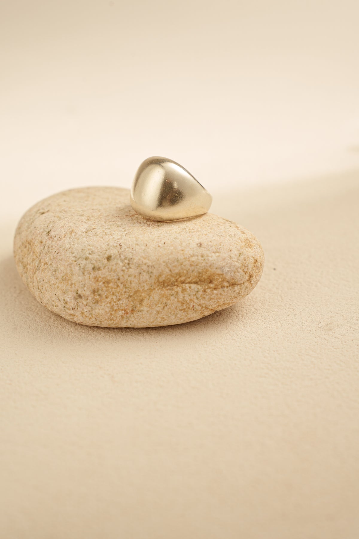 Matte Arc Ring – 925 Silver with Brushed Finish – Lifestyle & On-Model Look | ARTTOO STUDIO