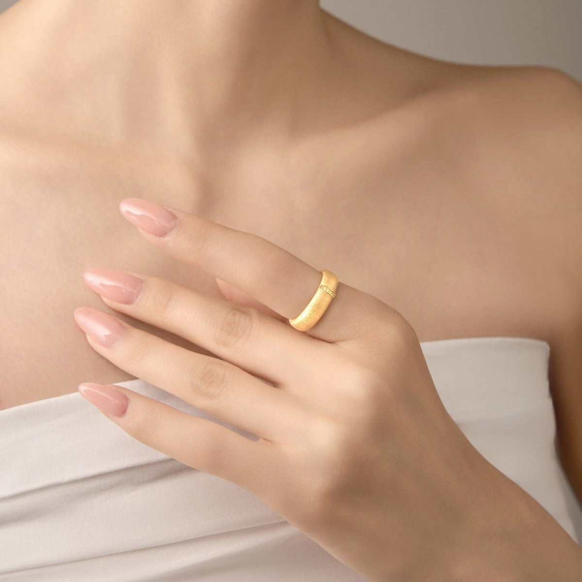 Golden Minimalist Band Ring – 18K Gold Plated on 925 Silver – Detail and Craftsmanship | ARTTOO STUDIO