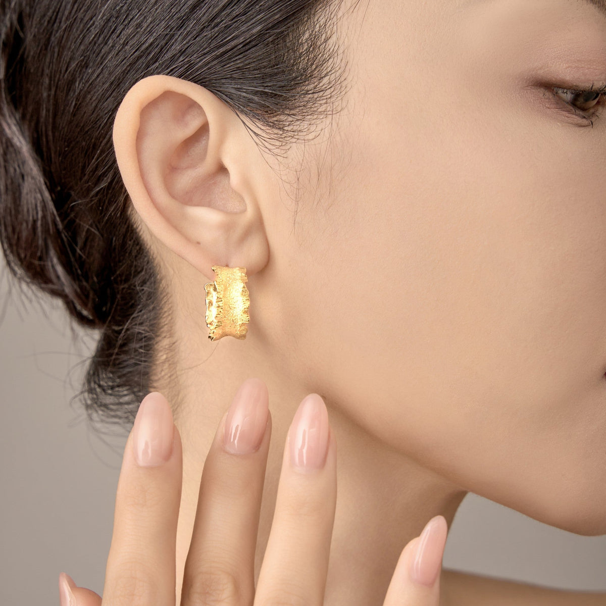 Tide Shadow Ripple Earrings – 925 Silver with 18K Gold Plating – Lifestyle & On-Model Look | ARTTOO STUDIO