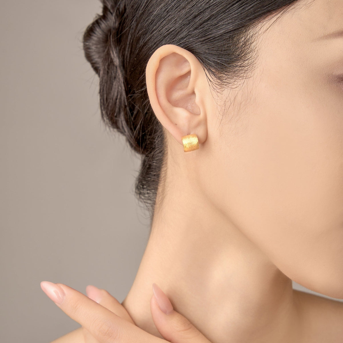 Time Curl Hoop Earrings – 925 Silver with 18K Gold Plating – Lifestyle & On-Model Look | ARTTOO STUDIO