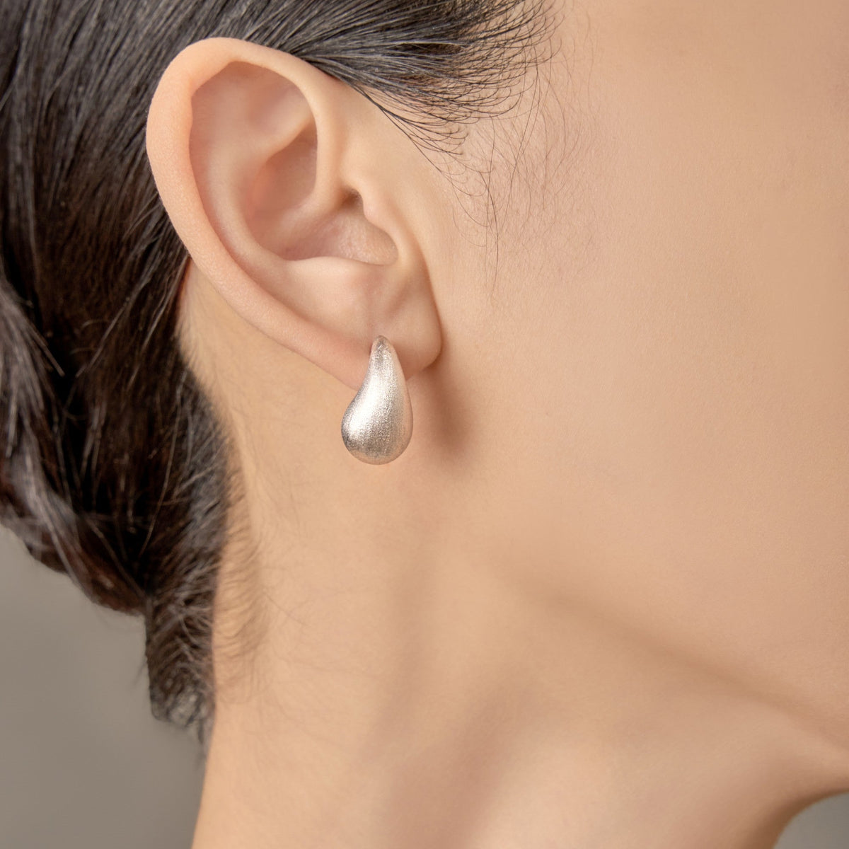 Raindrop Stud Earrings – 925 Silver with 18K Gold Plating – Lifestyle & On-Model Look | ARTTOO STUDIO