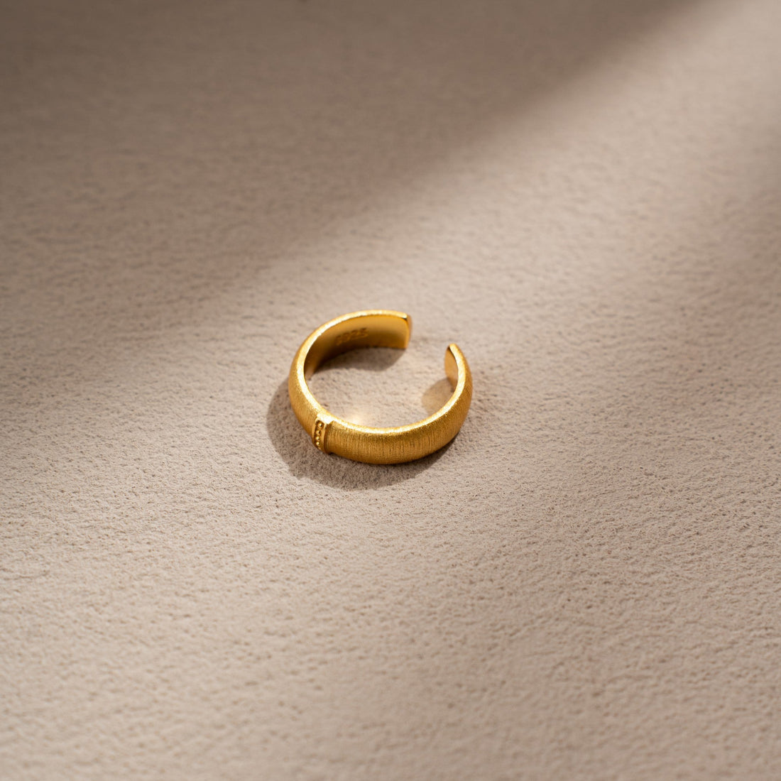 Golden Minimalist Band Ring – 18K Gold Plated on 925 Silver – Lifestyle & On-Model Look | ARTTOO STUDIO
