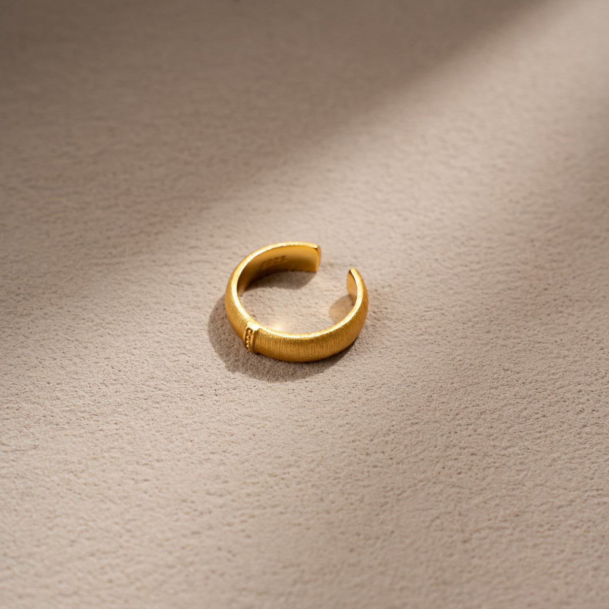 Golden Minimalist Band Ring – 18K Gold Plated on 925 Silver – Lifestyle & On-Model Look | ARTTOO STUDIO