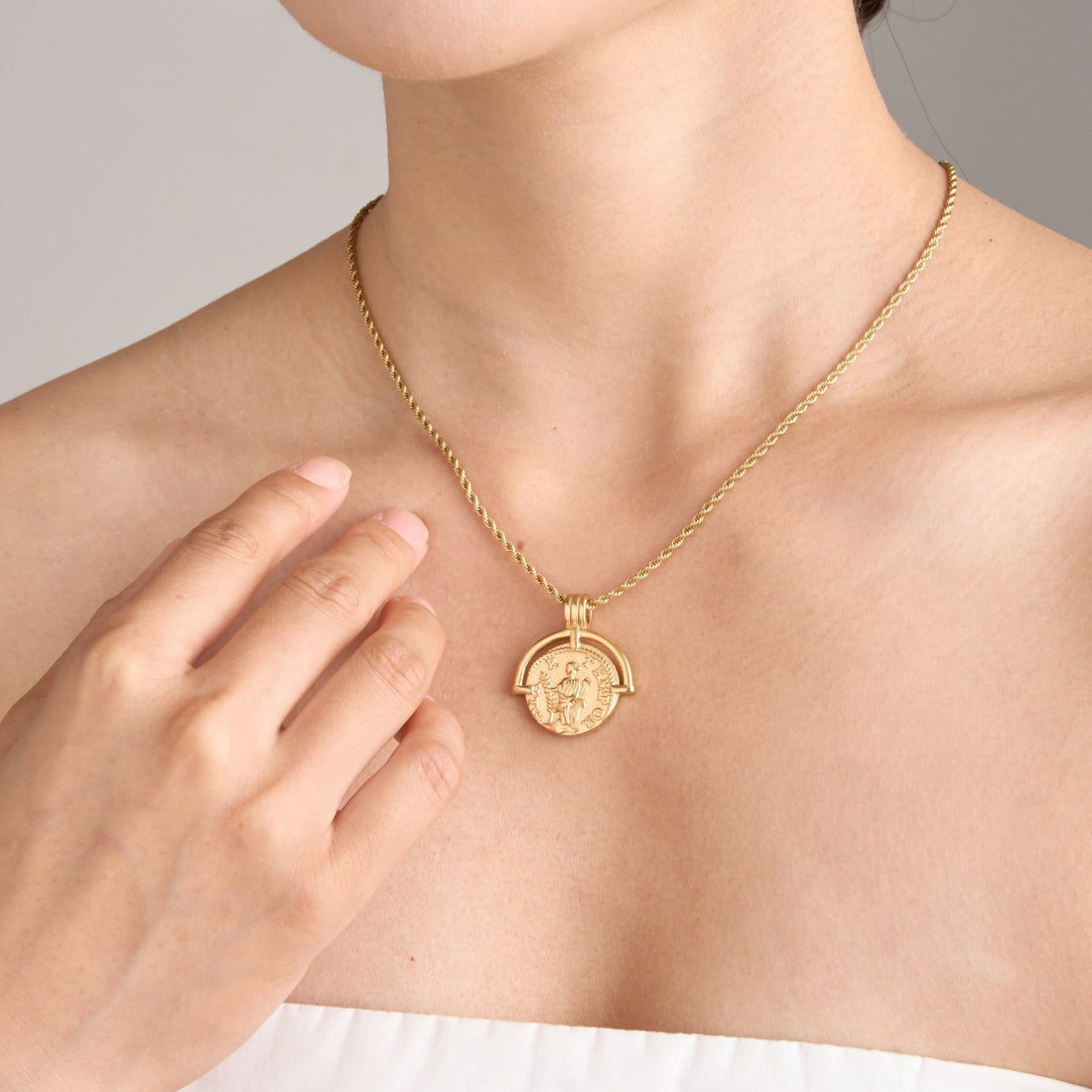 Aurelia Coin Pendant Necklace – Titanium steel plated with 18K Gold Vermeil – Detail and Craftsmanship | ARTTOO STUDIO
