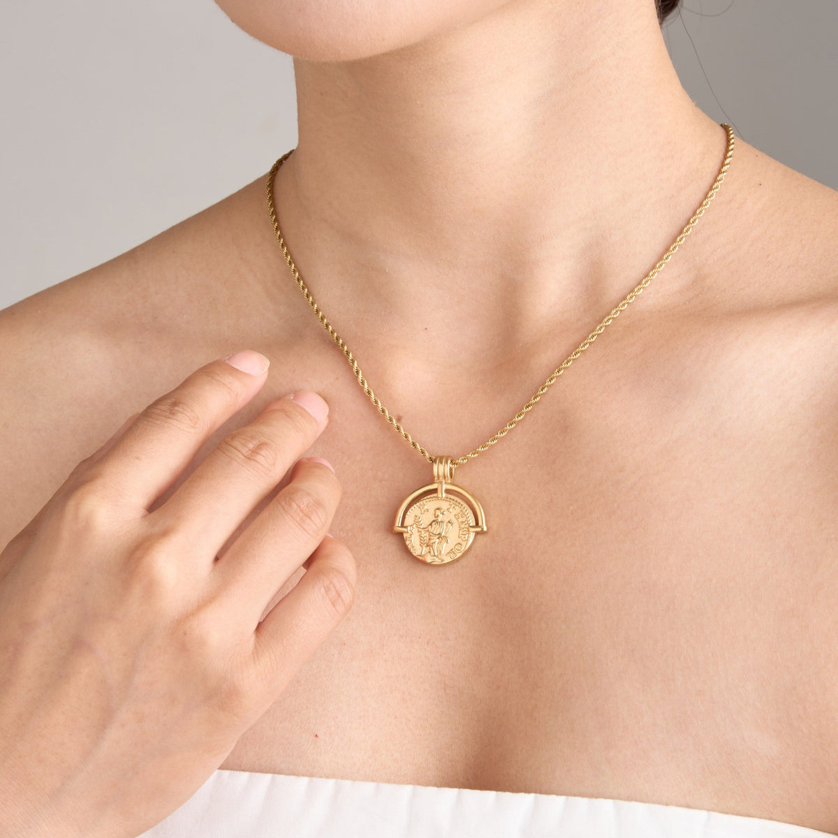 Aurelia Coin Pendant Necklace – Titanium steel plated with 18K Gold Vermeil – Detail and Craftsmanship | ARTTOO STUDIO