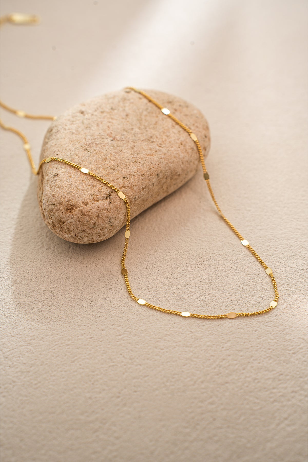 Shimmering Disc Chain Necklace – 925 Silver with 18K Gold Plating – Lifestyle & On-Model Look | ARTTOO STUDIO