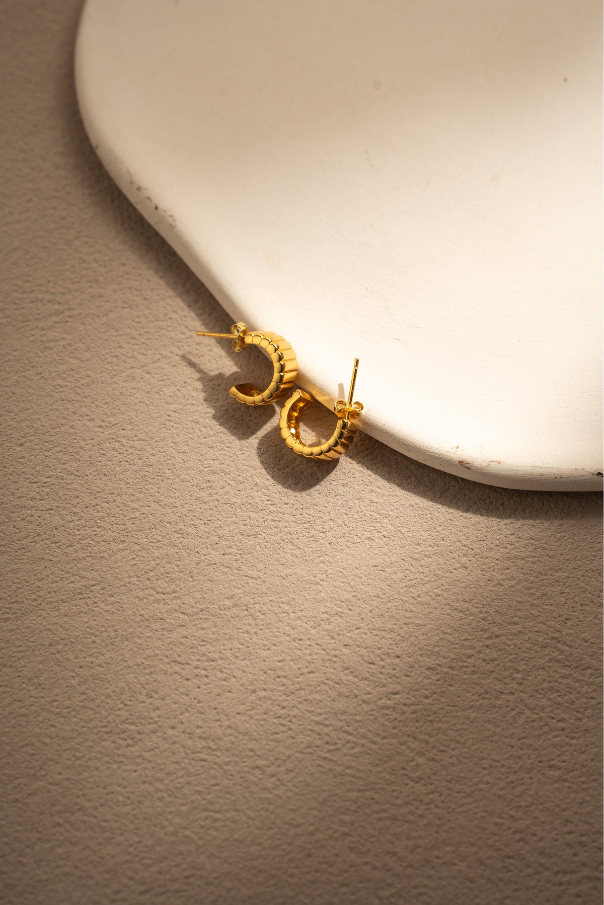 Irregular C-Shaped Hoop Earrings – 18K Gold Vermeil on 925 Silver – Lifestyle & On-Model Look | ARTTOO STUDIO