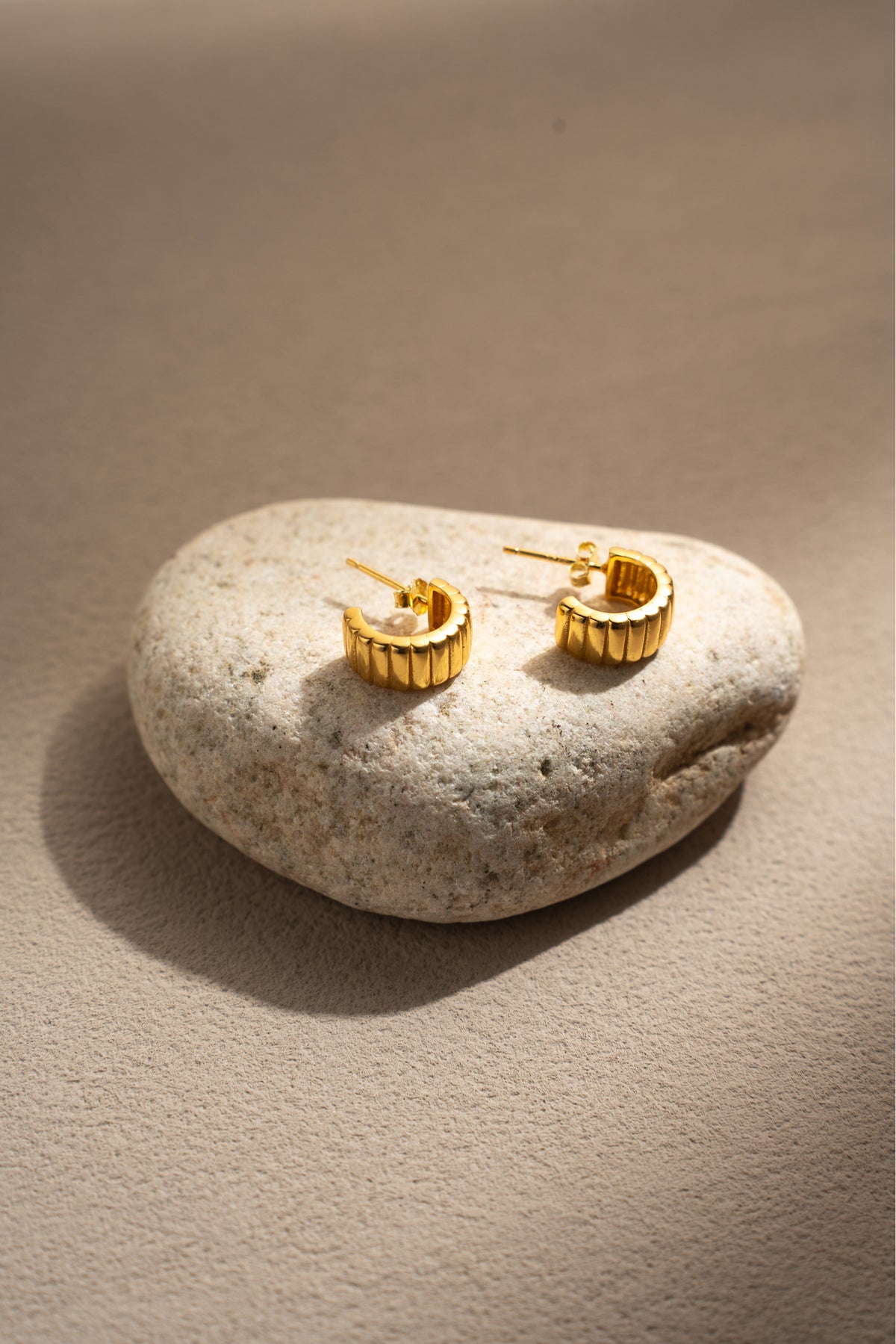 Irregular C-Shaped Hoop Earrings – 18K Gold Vermeil on 925 Silver – Detail and Craftsmanship | ARTTOO STUDIO