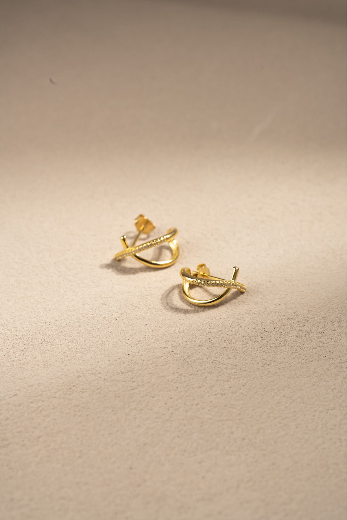 Intertwined Gleam – Sparkling Crossover 925 Silver Earrings in White Gold – View 11 | ARTTOO STUDIO