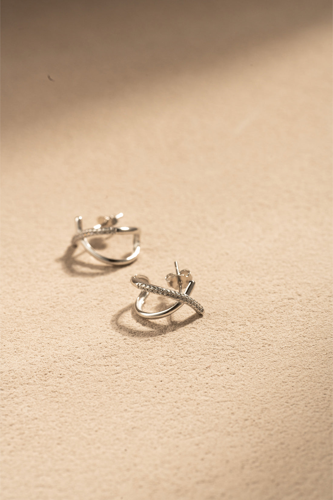 Intertwined Gleam – Sparkling Crossover 925 Silver Earrings in White Gold – View 10 | ARTTOO STUDIO