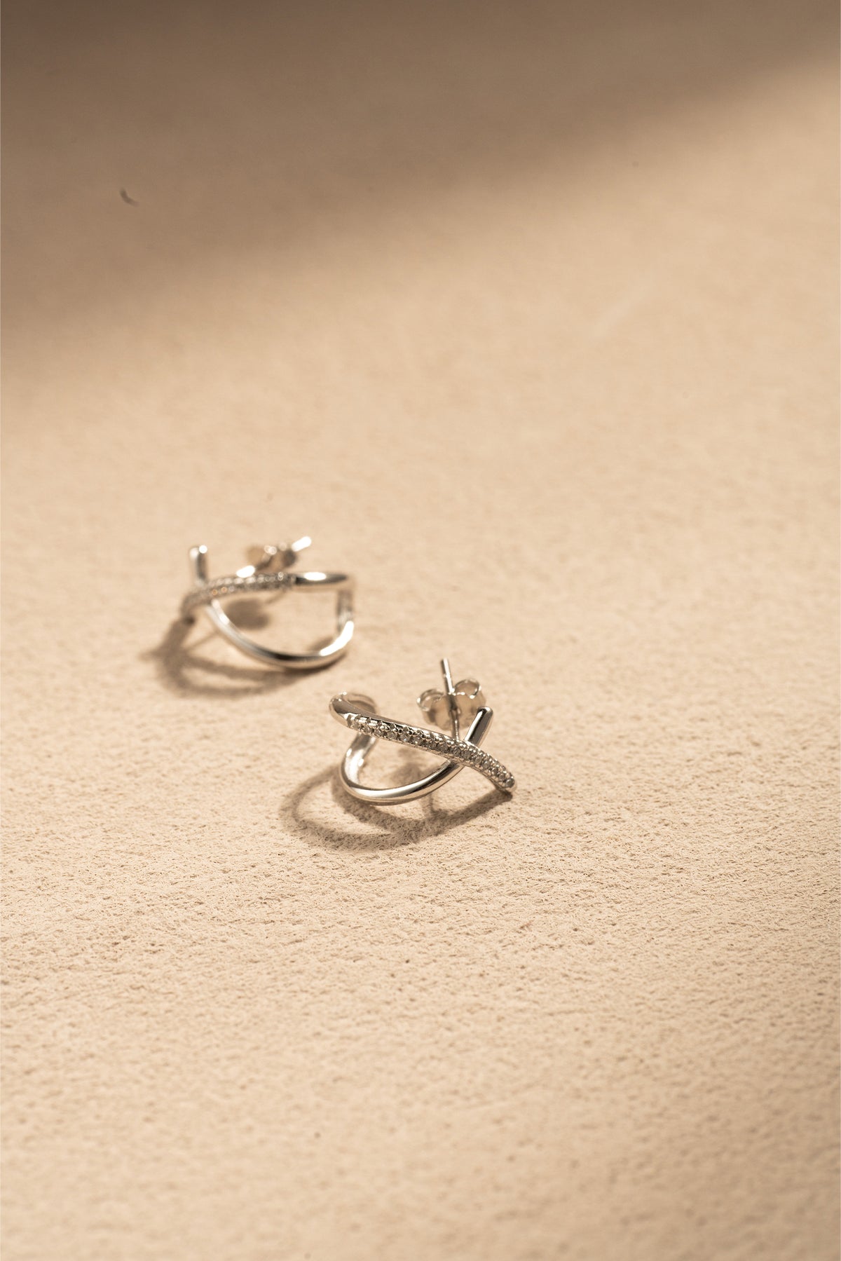 Intertwined Gleam – Sparkling Crossover 925 Silver Earrings in White Gold – View 10 | ARTTOO STUDIO